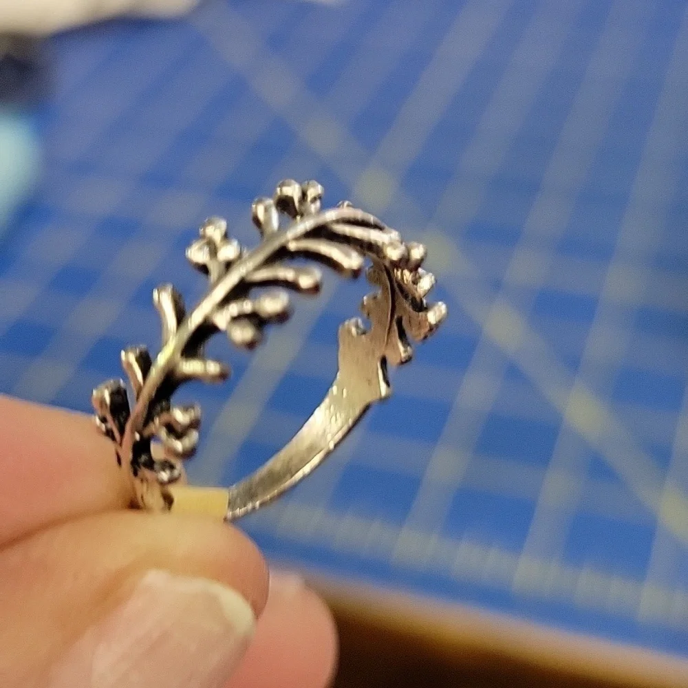 Vine Silver Tone Ring Size 7.5 - Picture 2 of 3